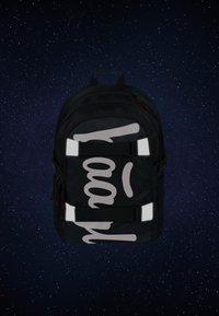 Zaino nero con cinghie riflettenti e design grafico in grigio chiaro. Caratterizzato da materiale resistente, molteplici scomparti e cinghie regolabili.