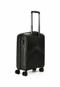Schwarzer Hartschalenkoffer mit einem strukturierten Wellenmuster, Doppelreißverschluss, ausziehbarem Griff und vier drehbaren Rädern für Mobilität.