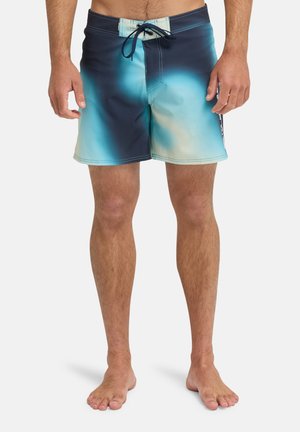 Shorts de bain pour hommes dégradés du bleu foncé au bleu clair aqua, avec une fermeture à cordon de serrage et des coutures plates. Tissu léger et à séchage rapide.