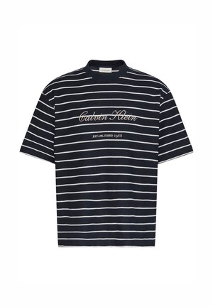 Mørkeblå T-shirt med hvide, vandrette striber og teksten "Calvin Klein" og "Established 1968" på forsiden.