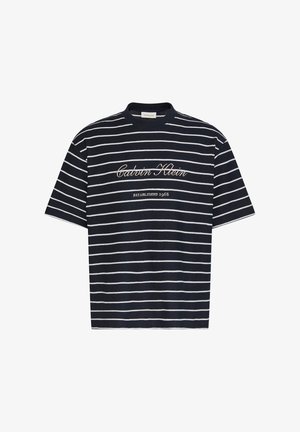 Granatowy t-shirt w białe poziome paski z napisem "Calvin Klein" oraz "Established 1968" z przodu.