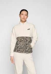 Puma Fleece-Pullover mit oberem Teil in Creme und unterem Teil mit Leopardenmuster. Verfügt über einen Reißverschlusskragen und seitliche Taschen; weicher Stoff.