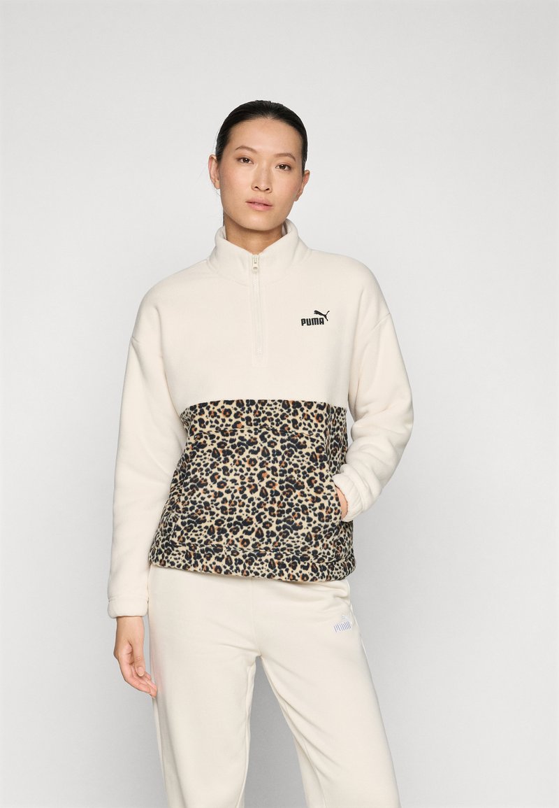 Puma Fleece-Pullover mit oberem Teil in Creme und unterem Teil mit Leopardenmuster. Verfügt über einen Reißverschlusskragen und seitliche Taschen; weicher Stoff.