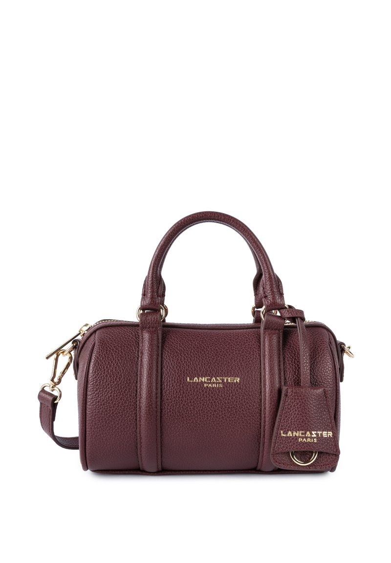 Sac à main en cuir bordeaux avec quincaillerie dorée, deux poignées courtes et une bandoulière amovible. Comprend une petite étiquette de marque attachée.