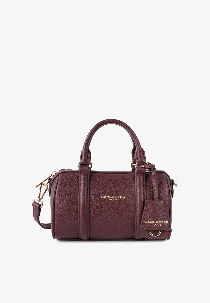 Sac à main en cuir bordeaux avec quincaillerie dorée, deux poignées courtes et une bandoulière amovible. Comprend une petite étiquette de marque attachée.