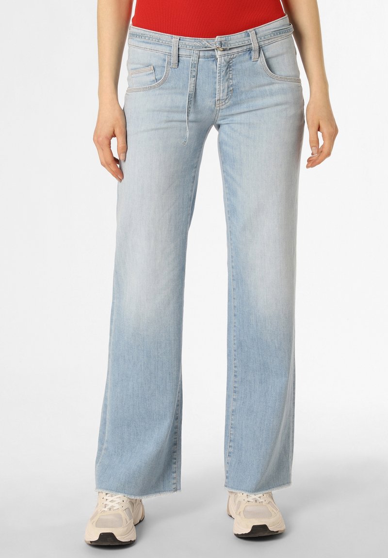 Jean large bleu clair en denim. Comprend cinq poches, un lavage délavé et des ourlets bruts. Associé à des baskets neutres.