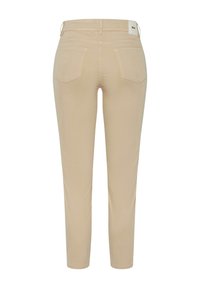 Beige bomuldsbukser med slank pasform, kort længde, to baglommer og et hvidt mærke på taljen. Glat tekstur, ingen mønstre.