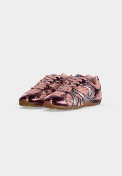 Paire de chaussures de sport roses et violettes métalliques avec des panneaux en mesh et des semelles en caoutchouc sur un fond clair uni.