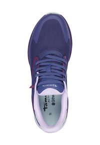 Chaussure de sport en mesh violet avec des accents violet foncé et rose, dotée d'un bout arrondi, d'un laçage à l'avant et d'un col rembourré.