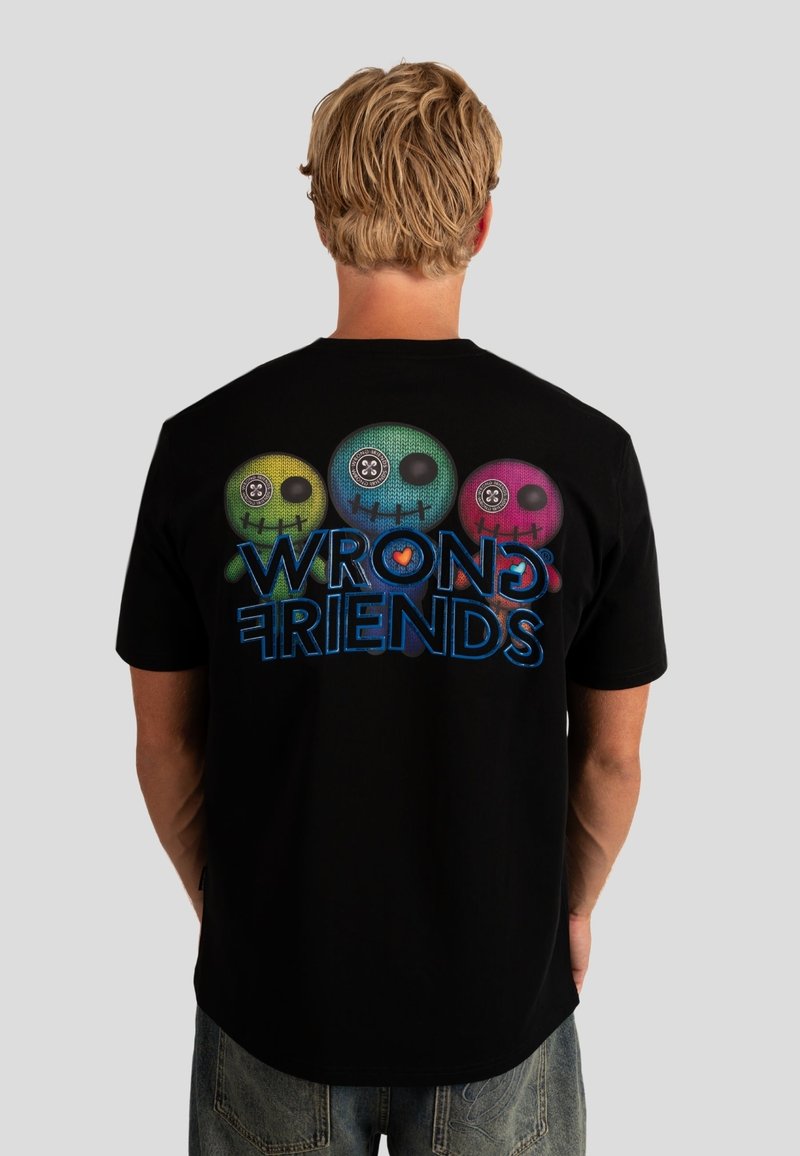 Černé bavlněné tričko s barevnými grafikami lebek v zelené, růžové a žluté barvě, s textem "WRONG FRIENDS" v modré barvě na zadní straně.