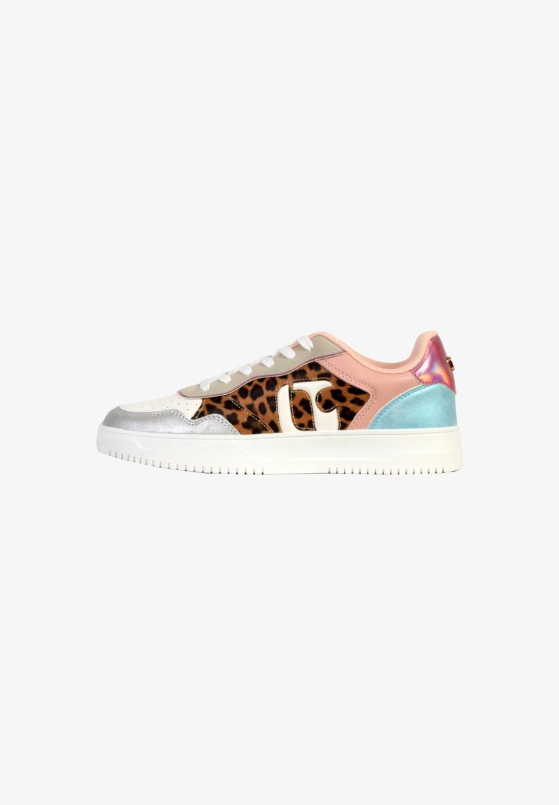 Sneaker multicolore con suola bianca, caratterizzato da pannelli con stampa leopardata, dettagli metallici e particolari in pelle sintetica rosa.
