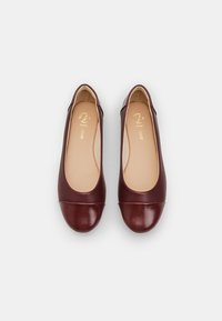Burgunderfarbene Leder-Ballettschuhe mit runder Zehenpartie und kontrastierender glänzender Zehenkappe. Glatte Textur mit gepolstertem Fußbett.