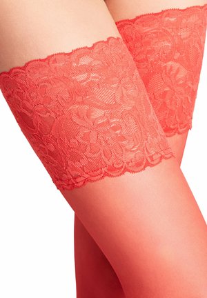 Rote Strumpfhalter-Stümpfe mit Spitze, die bis zum Oberschenkel reichen, im semi-transparenten Finish, mit floralen Mustern und gewellten Kanten an der Spitzenverzierung.