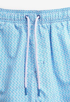 Shorts de bain bleu clair avec un motif répétitif en rose et bleu. Taille élastique avec cordons de serrage blancs et pointes bleues. Texture lisse.
