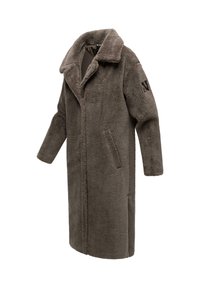 Manteau en fausse fourrure marron à manches longues, avec un col à revers, deux poches latérales et un détail en patch sur la manche gauche. Texture douce et coupe oversize.