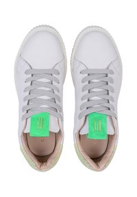 Sneakers bianchi in pelle con lacci grigi, linguetta in suede verde e suola con dettagli pastello testurizzati. Presentano un'etichetta con logo dorato.