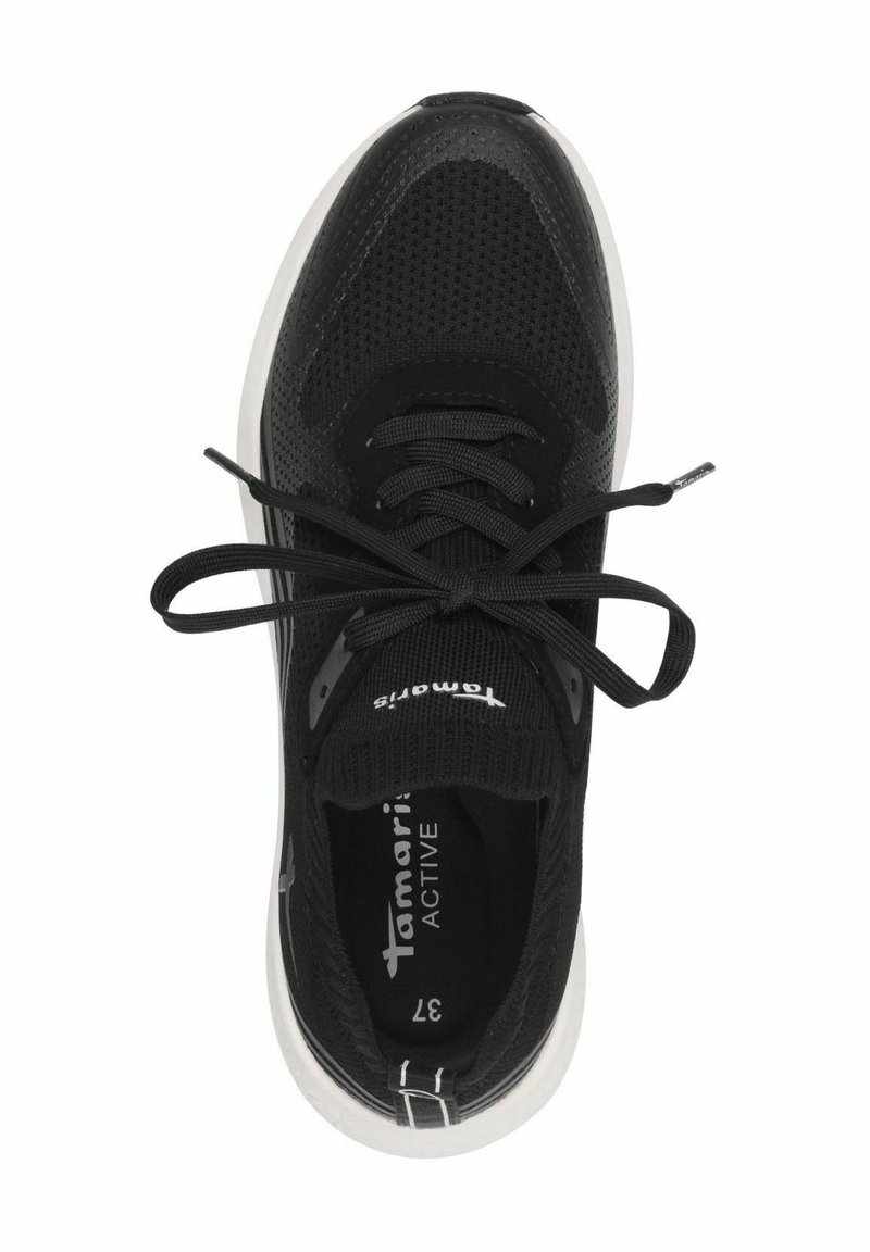 Schwarzer Sportschuh mit einem Obermaterial aus Mesh, runder Zehenform und flachen Schnürsenkeln. Verfügt über eine gepolsterte Sohle und ein Logo auf der Zunge und der Seite.