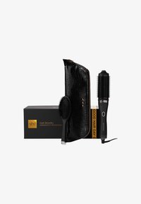 Zestaw GHD Duet Blowdry zawiera czarną, teksturowaną szczotkę, elegancką czarną suszarkę do włosów w formie szczotki z zaokrąglonymi włosiem oraz etui w wzór krokodyla.
