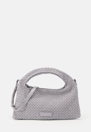 Hellgraue gewebte Handtasche mit rundem Griff und abnehmbarem Schulterriemen, dargestellt vor einem schlichten weißen Hintergrund.