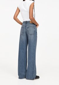 PULL&BEAR Vaqueros a campana - blue
