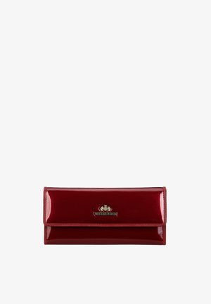 Cartera de cuero rojo oscuro brillante con solapa plegable y logo metálico de la marca centrado en el frente.
