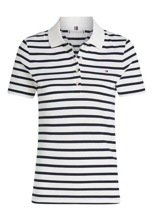 Lühikeste varrukatega valge polo särk mustade horisontaalsete triipudega, valge kraega, nelja nupuga ja väikese punase, valge ning sinise logoga rinnal.