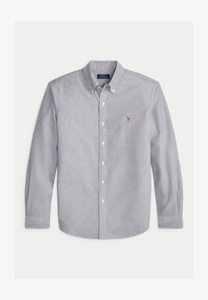 Camisa Polo Ralph Lauren de manga larga en gris claro, con botones, cuello y pequeño logo bordado en el pecho izquierdo.