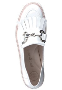 Witte leren vlakke schoen met franje-detail, zilveren hardware en een roze accent op de zool. Beschikt over een zachte binnenkant met branding.