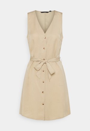 Vestido beige sin mangas con escote en V, botones frontales y cinturón de tela anudado a la cintura, exhibido sobre un fondo claro.