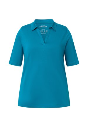 Tyrkysové polo tričko s krátkými rukávy, výstřihem do V a volným střihem, vyrobené z pima bavlny, velikostní štítek viditelný uvnitř límce.