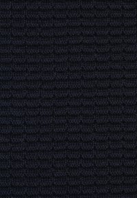 Strickstoff in dunklem Marineblau mit einem strukturierten Muster, das erhabene Quadrate zeigt und ein gitterartiges Erscheinungsbild erzeugt.
