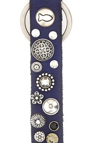 Cinturino in pelle blu navy decorato con vari borchie metalliche, tra cui design floreali e circolari in argento e nero. Fibbia rotonda in metallo.