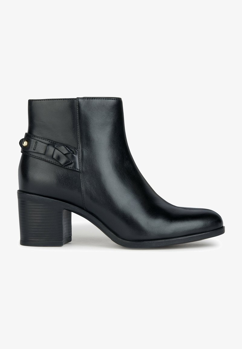 Bottine en cuir noir avec un bout arrondi, un talon bloc texturé et une sangle tissée décorative avec un accent doré.