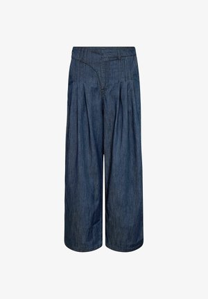 Farmerraljú nadrág közepes derékmagassággal, pliszírozott elejű és széles szárú kialakítással. Sötétkék mosás finom textúrával és varrási részletekkel.