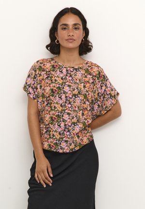 Blusa floreale a maniche corte, con un motivo multicolore di rosa, arancione e verde su uno sfondo scuro. Tessuto morbido e leggero.