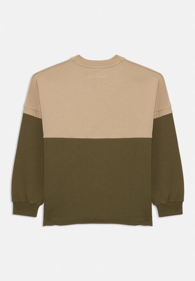 Felpa a maniche lunghe con un design a blocchi di colore, con sezioni beige, nocciola e verde oliva. Realizzata in morbido tessuto misto cotone con polsini a costine.