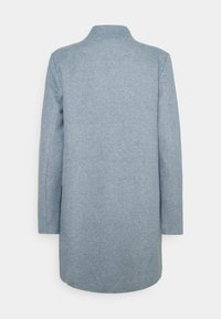 Hellblauer Mantel mit langen Ärmeln aus einem strukturierten Stoff, minimalem Kragen und geradem Schnitt. Verfügt über keine sichtbaren Beschläge oder Verzierungen.