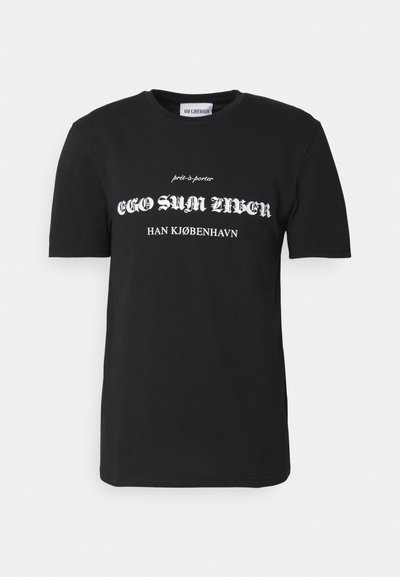 Schwarzes Baumwoll-T-Shirt mit kurzen Ärmeln und rundem Halsausschnitt, auf der Vorderseite mit weißen grafischen Texten in unterschiedlichen Stilen bedruckt. Schlichte Rückseite.
