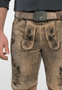 Bruine leren shorts met zwarte bloemembroiderie, gekartelde zakken en een zilveren ceintuurgesp met een hertontwerp.