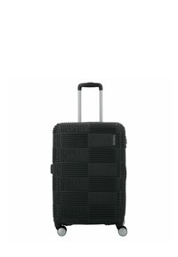 Maleta rígida negra con patrón de cuadrícula texturizada, asa extensible y cuatro ruedas para facilitar la maniobrabilidad.