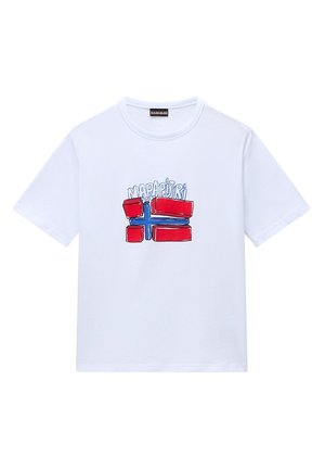 T-shirt bianca a maniche corte con una grafica della bandiera norvegese 3D rossa e blu e la parola "Napapijri" sopra.