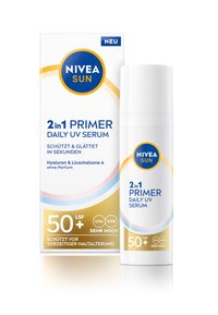 Weißer Kunststoffpumpflasche mit der Aufschrift "NIVEA SUN 2 in 1 PRIMER DAILY UV SERUM" mit SPF 50+, neben einer passenden weißen, goldenen und blauen Schachtel.