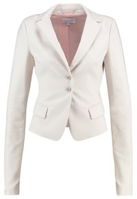 Blazer bianco su misura con maniche lunghe, due tasche frontali e chiusura a due bottoni. Foderato con tessuto rosa morbido. Texture liscia.
