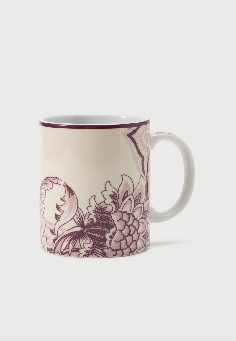 Tasse en céramique avec base blanche, motifs floraux et cachemire rose foncé ornés, et un bord assorti rose foncé sur fond blanc uni.