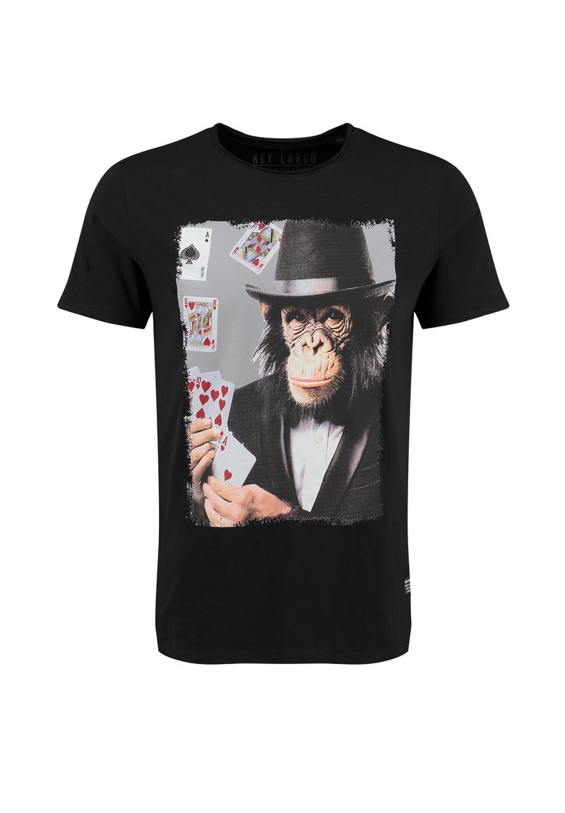 Camiseta de algodón negra con un gráfico de un mono en un traje y sombrero sosteniendo cartas en un fondo gris.
