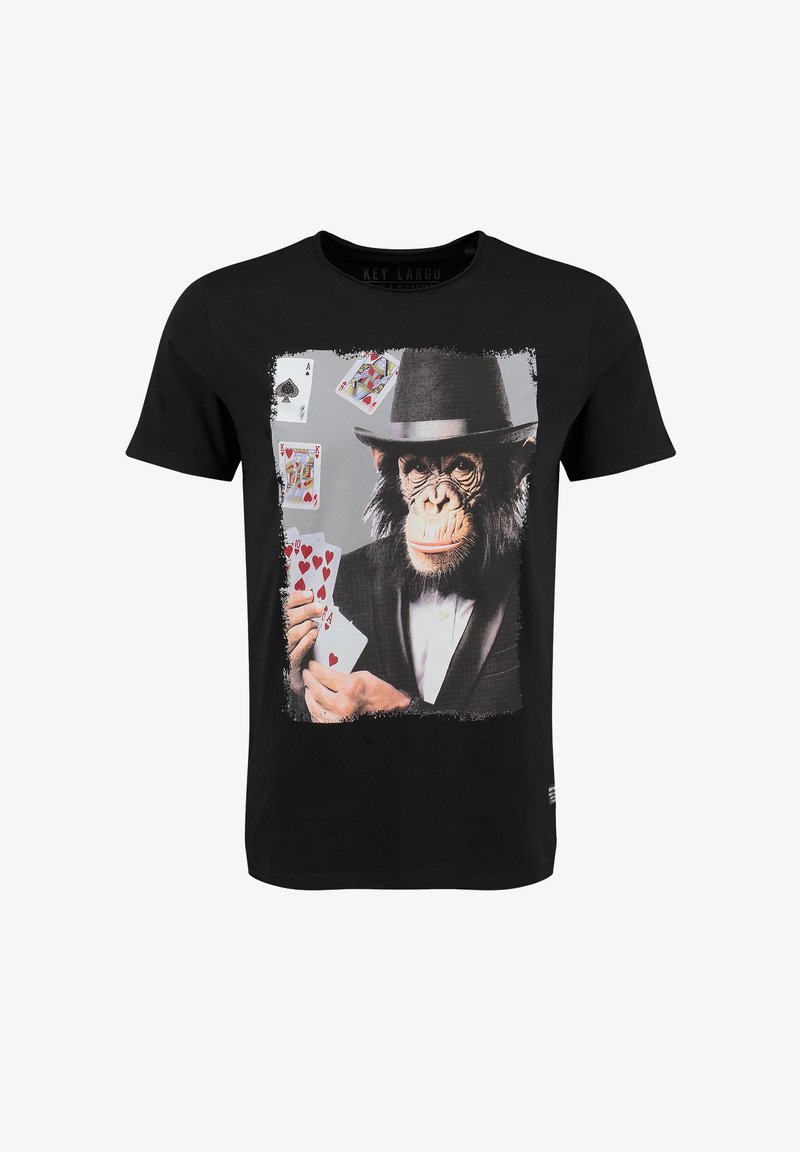 Camiseta de algodón negra con un gráfico de un mono en un traje y sombrero sosteniendo cartas en un fondo gris.