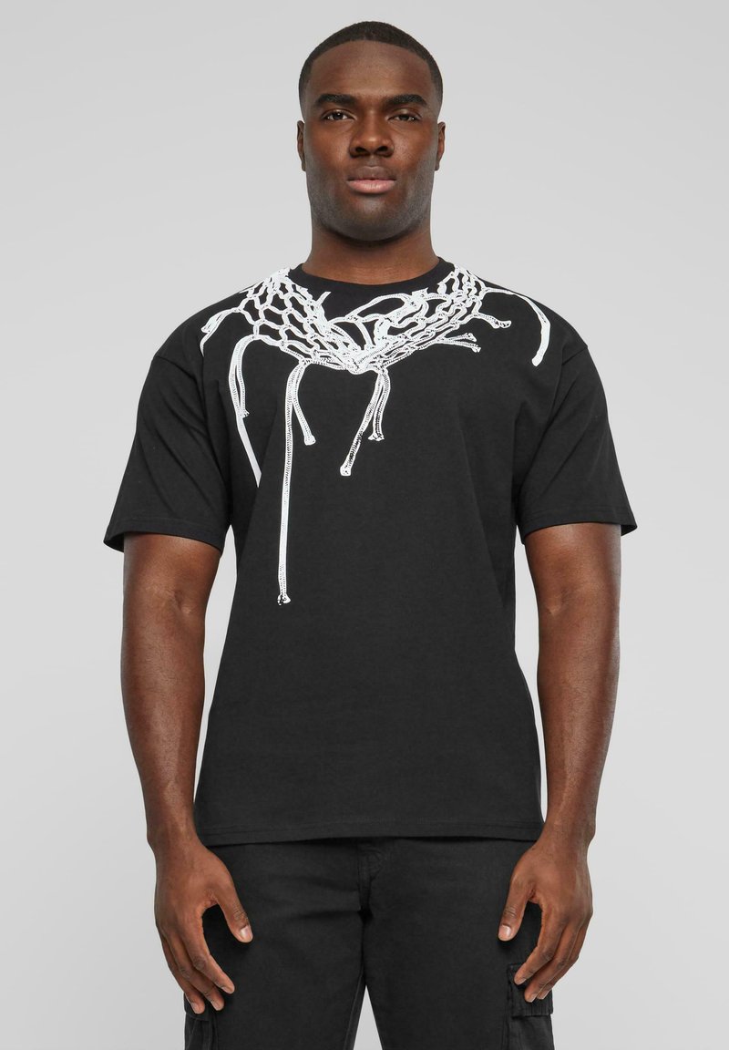 Sort bomulds T-shirt med et hvidt grafik af sammenfiltrede snørebånd over skuldrene. Kortærmet og en afslappet pasform.
