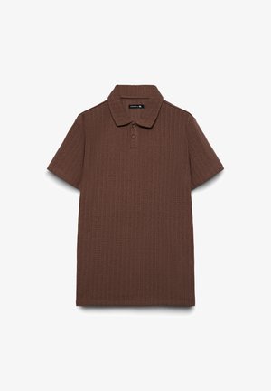 Polo a maniche corte marrone in maglia con motivo testurizzato, pattina con due bottoni e colletto, taglia XL su sfondo bianco.