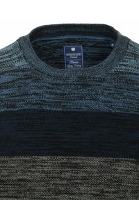 Rundhalspullover mit horizontalen Streifen in Dunkelblau, Hellblau und Grautönen. Weicher Strick mit einem Etikett, das "REDMOND Casual" liest.