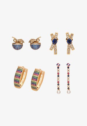 Négy pár arany fülbevaló drágakövekkel: koktélüveg design, kék zafír kristályokkal, színes kövek karikákban és hosszú, gyöngyökkel díszített lógó fülbevalók.